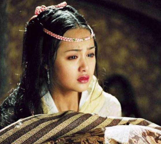 她17岁登上春晚，21岁却选择裸·婚嫁给小演员，如今丈夫终成影帝！