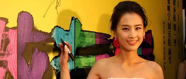 黄圣依：最会作妖的女明星，把想红“写”在脸上？