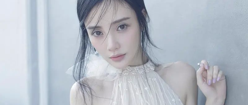 李小璐脖子疑似惊现"草莓印"，被扒和PGone同款项链出镜