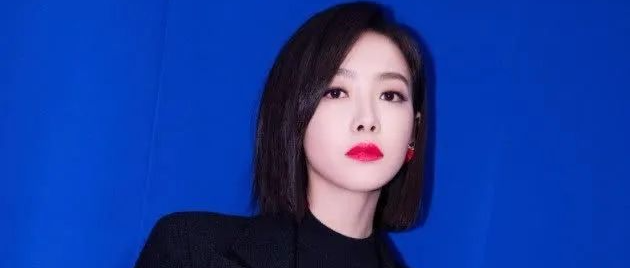 她是被临时拉来救场的主演，却凭一场分手戏翻身，衣品时尚到爆