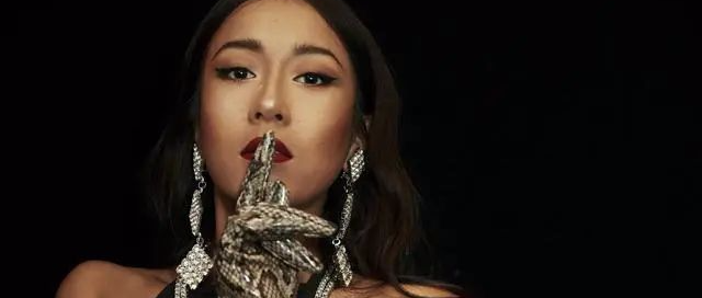 吉克隽逸险遭男粉强吻，本尊受惊慌忙闪躲，网友：太没礼貌了