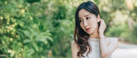 女星娄艺潇新恋情曝光，新男友牵手搂腰回女方家过夜