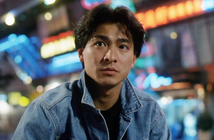 刘德华演戏太投入，现场崩溃怒摔酒杯，学生群演惊叹影帝级演技