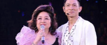 凭《卖汤圆》走红，创下演唱会记录，为国籍放弃爱情，70岁不退休