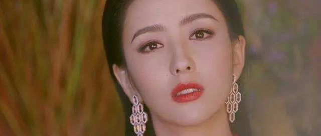 娱乐圈的女星有多吃亏？看佟丽娅跟黄轩的沙发吻戏，你就明白了