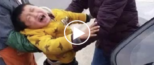 六岁儿子每天捡五百，父亲觉得有问题，偷偷跟踪儿子后，却倒在地上！