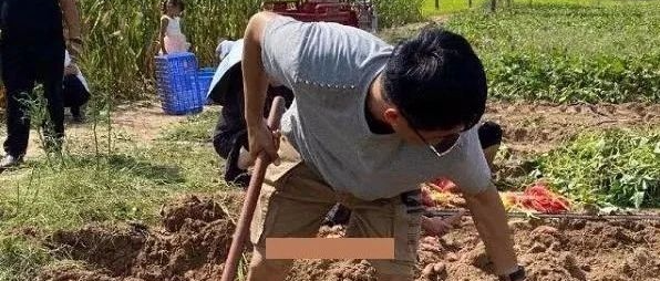 知名演员“郭晓东”回老家忙秋！光脚挖红薯接地气，网友：这么有钱还让父母种地