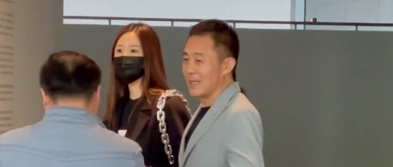 尴尬了！老戏骨侯勇携3婚娇妻看展，两人相差20岁，却被路人误认为是父女