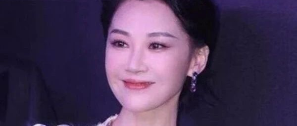 52岁许晴现身出席活动！身材凹凸有致，被赞“逆龄”生长像18