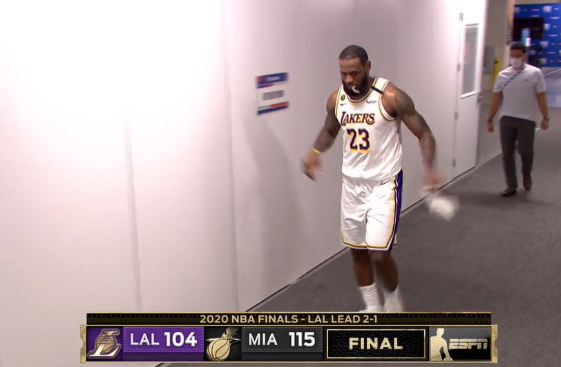 25+10+8！詹皇又一次无缘横扫夺冠，赛后未等浓眉愤怒离场