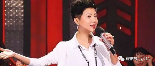 她曾9登春晚，二婚被骗3千万，如今53岁与小13岁老公生活美满!