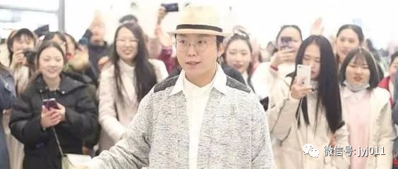 41岁李玉刚晒近照大变样！挺大肚身型发福，被网友嘲笑女装穿不下