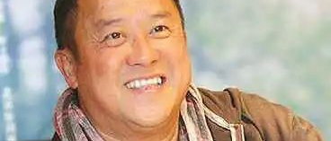 67岁曾志伟现身夜店？身边辣妹环绕长腿吸睛，63岁元彪被疯狂求合影！