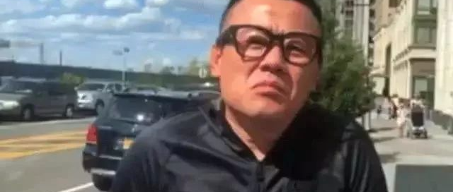 周立波发文曝光近况，双手拄拐表情痛苦：在健康面前，我们都是穷人！